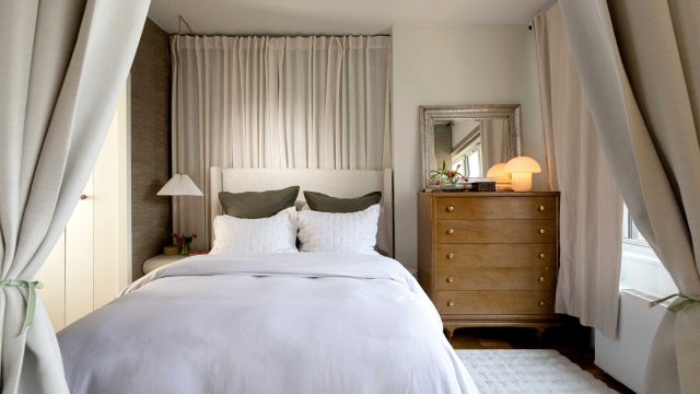 Transform Your Tiny Studio into a One-Bedroom with IKEA Bookcases(图1) Transform Your Tiny Studio into a One-Bedroom with IKEA Bookcases