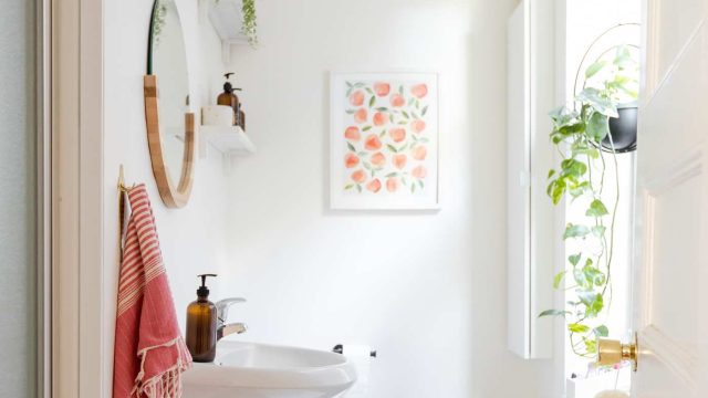 Transform Your Tiny Bathroom with This Innovative Towel Stor