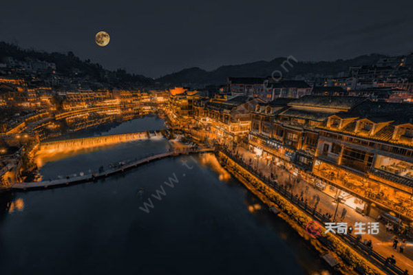 Fenghuang Ancient Town is suitable for a few days trip. Fenghuang Ancient Town is suitable for a few days trip.(图2) Fenghuang Ancient Town is suitable for a few days trip