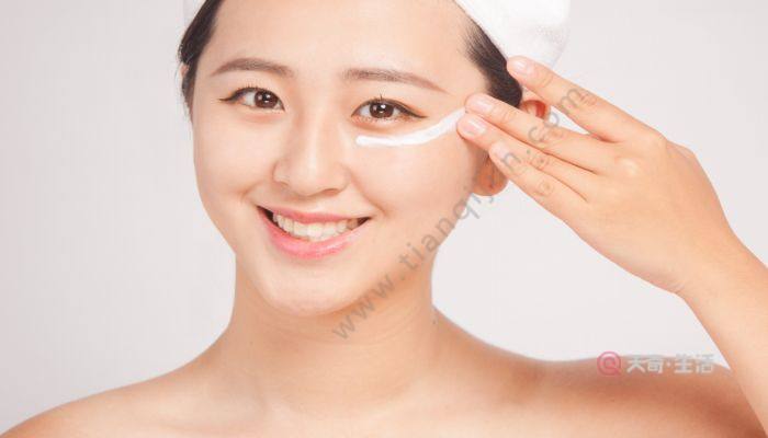 How to use Lancôme Little Black Bottle Eye Cream How to use Lancôme Little Black Bottle Eye Cream(图2) How to use Lancome Little Black Bottle Eye Cream