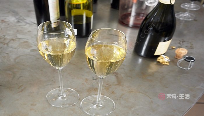 How to Make a Toner with White Wine Benefits of Making a Toner with White Wine(图2) How to Make Toner with White Wine